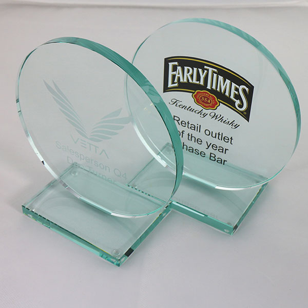 P112 15 x 10cm Jade Glass Circle Award - Engraved